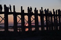 Mooie zonsondergang achter de brug