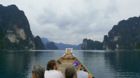 Bootje varen op het Cheow Lan Lake