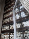 Het monument is geheel gevuld met schedels en andere botten