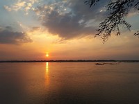 Zonsondergang bij de Mekong rivier - spot de dolfijn!