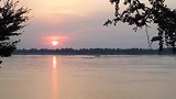 Spot de dolfijnen.... (zie rechtsonder en links bij de schittering van de zon in het water)