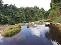 Bovenop de waterval