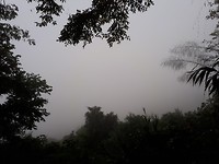 Als we naar boven lopen, hangt er nog een dikke laag mist