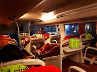 De nachtbus; onze benen zijn te lang om goed in het compartiment bij de voeten te passen