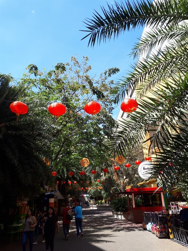 Bij de shopping mall