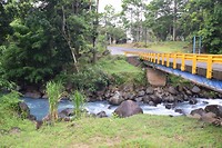 Blauwe rivier langs de weg