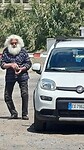 Markante figuur vlakbij bushalte
