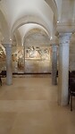 De kelder van de Basiliek met fresco's