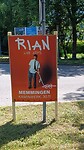 Onderweg naar het dorp dit affiche