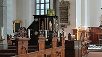 Enkele banken en preekstoel in kerk Kristianstad