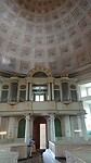 De koepel en in/uitgang en orgel van de kerk