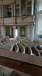 De banken en orgel van de kerk