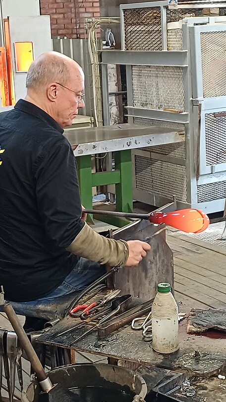 De man die het e.a. uitlegde