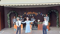 Een theater stuk en band die kinderliedjes samen met het publiek zong