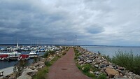 Het uitzicht op de haven en eiland in het meer van Gränna