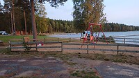 Een blik op het strand van camping Gnosjö
