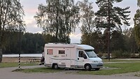 Onze camper op een "drukke" camping