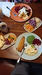Twee gerechten van het buffet in Varberg