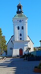 De voorkant van de kerk in Varberg