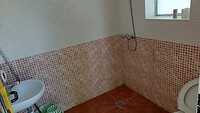 Douche en toilet en wastafel
