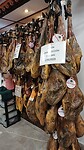 Jambons in een delicatessen winkel