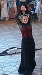 Flamenco danseres onder in de hal in het midden van het parlementsgebouw