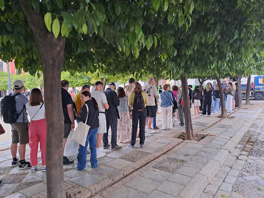 De wachtrij voor de tickets koninklijk paleis Real Alcazar
