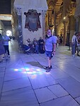 Riny bij licht inval van glas in lood