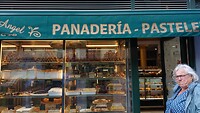Rian voor een bakkerswinkel in Granada.