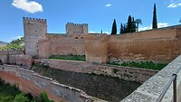 De verdedigingsmuren aan de binnenkant van het Alcazaba