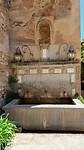 Een waterbak tegen een buiten muur van het alcazaba