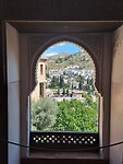 Doorkijkje op granada vanuit paleis Sultan