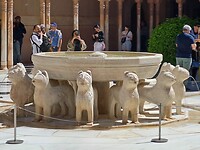 Binnenplaats palies sultan met fontein van de leeuwen