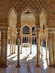 Binnenplaats paleis Sultan met rondom 120 zuilen