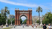 Arc de triomf gelegen in een park
