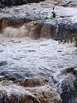 Black waterfalls met kajaker