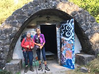 Schuilkelder langs de route.