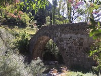 Middeleeuwse brug over de rivier de Aragon.