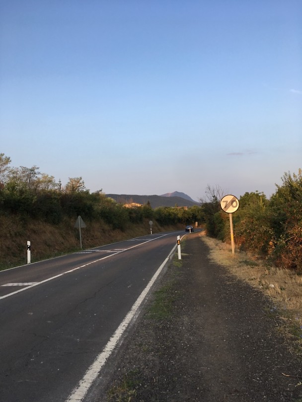 de route dicht langs de weg.