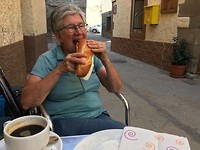 Mieke met de bocadillo.