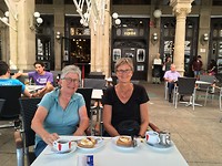Kofiepauze bij Cafe Iruña in Pamplona.