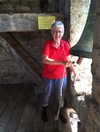Mieke luidt de klok bij Zabaldika.