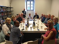 Overdracht van de dienst in de herberg.