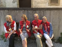 Vier vermoeide teamleden na de eerste dag.