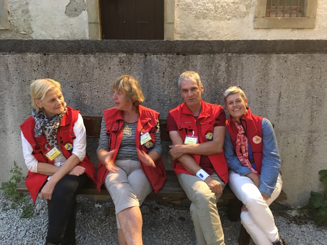 Vier vermoeide teamleden na de eerste dag.