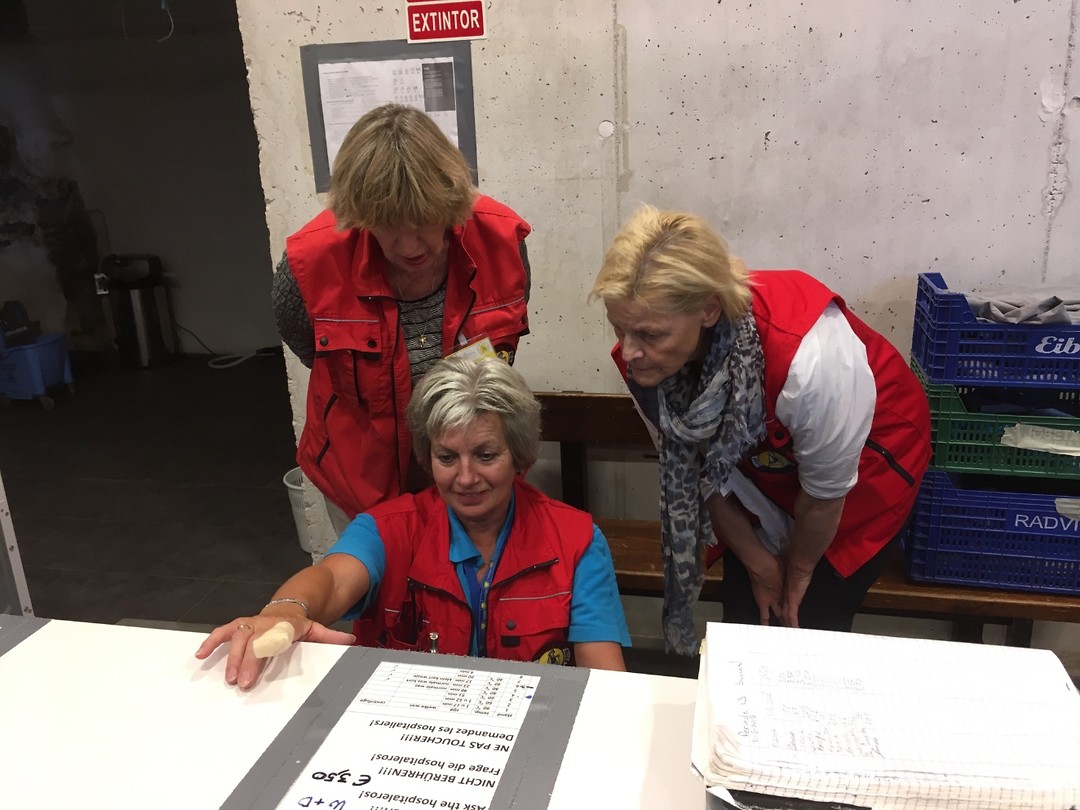 Drie dames die de wasmachine bestuderen!