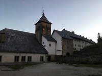 De binnenplaats en de kerk van Roncesvalles.