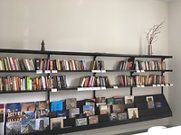 De bibliotheek van de herberg weer keurig op orde.