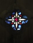 Gebrandschilderd venster in de kerk.