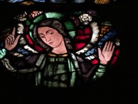 Gebrandschilderd venster in de kerk.